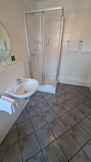 Schillereck Lorsch Doppelzimmer Bad